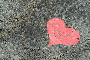 Red Paper heart on ground, elevated view - AWDF00151