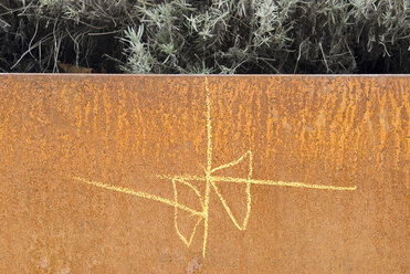 Yellow arrows on iron wall - AWDF00137