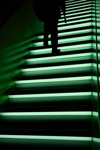 Deutschland, Baden Württemberg, Stuttgart, Mann geht die Treppe hinauf, tiefer Ausschnitt, lizenzfreies Stockfoto