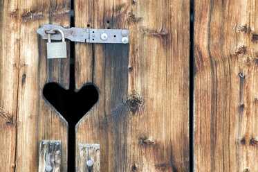 Schweiz, Arosa, Herzsymbol auf Holztür mit Vorhängeschloss - AWDF00103