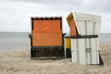 Deutschland, Amrum, Nordsee, Strandkörbe am Strand - AWDF00095