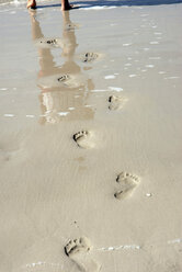 Deutschland, Amrum, Nordsee, Fußspuren im nassen Sand - AWDF00093