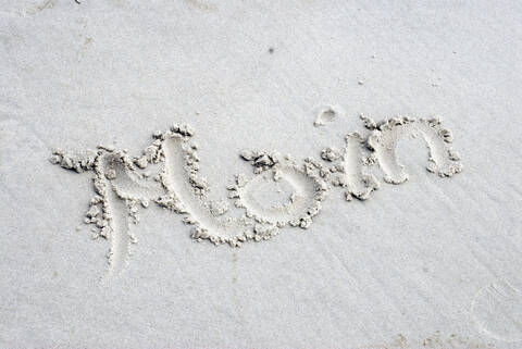 Deutschland, Amrum, Das Wort Moin in Sand geschrieben, lizenzfreies Stockfoto