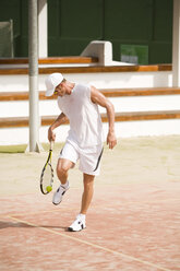 Tennisspieler mit Tennisschläger und Ball - UKF00161