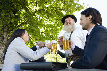 Deutschland, Bayern, Oberbayern, Menschen im Biergarten, Gläser stoßen an - WESTF09724