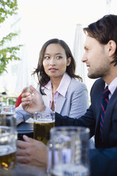 Deutschland, Bayern, Oberbayern, Geschäftsleute im Biergarten - WESTF09715