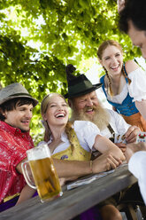 Deutschland, Bayern, Oberbayern, Menschen spielen Karten im Biergarten - WESTF09651