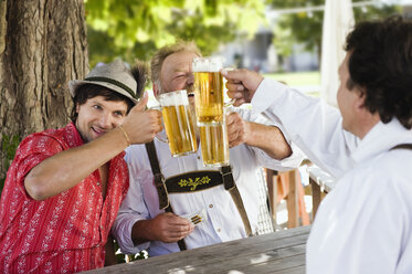 Deutschland, Bayern, Oberbayern, Männer im Biergarten - WESTF09646