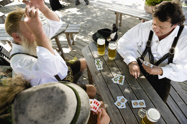 Deutschland, Bayern, Oberbayern, Männer spielen Karten im Biergarten, Blick von oben - WESTF09645