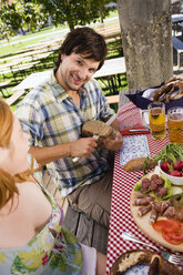 Deutschland, Bayern, Oberbayern, Menschen bei kalter Brotzeit im Biergarten - WESTF09602