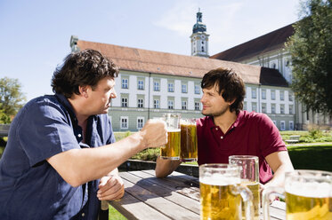 Deutschland, Bayern, Oberbayern, Zwei Männer im Biergarten - WESTF09596