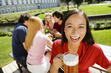 Deutschland, Bayern, Oberbayern, Junge Leute im Biergarten - WESTF09595