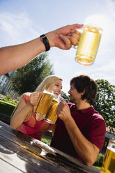 Deutschland, Bayern, Oberbayern, Junges Paar im Biergarten - WESTF09594