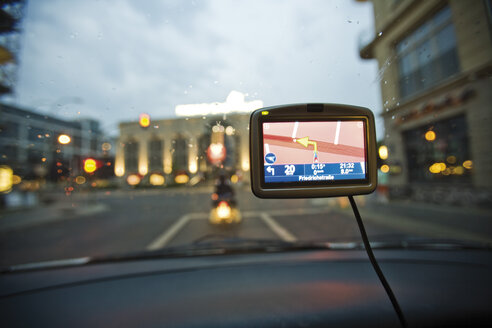 Deutschland, Berlin, Navigationssystem im Auto, Verkehr durch die Windschutzscheibe gesehen - 09437CS-U