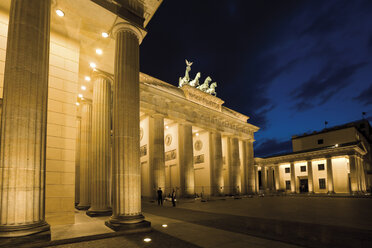 Deutschland, Berlin, Brandenburger Tor bei Nacht - 09434CS-U