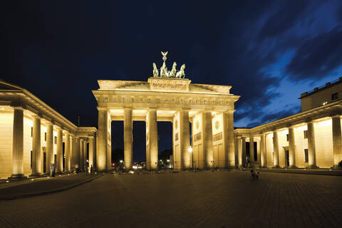 Deutschland, Berlin, Brandenburger Tor bei Nacht, lizenzfreies Stockfoto