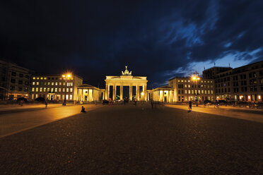 Deutschland, Berlin, Brandenburger Tor bei Nacht - 09432CS-U