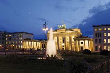 Deutschland, Berlin, Brandenburger Tor bei Nacht - 09431CS-U