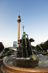 Deutschland, Berlin, Neptunbrunnen, Fernsehturm im Hintergrund - 09429CS-U