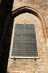 Deutschland, Berlin, Franziskanerkirche, Tafel mit Inschrift, flacher Blickwinkel - 09413CS-U