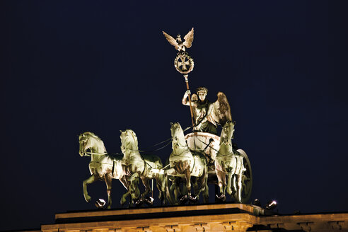 Deutschland, Berlin, Brandenburger Tor, Quadriga bei Nacht - 09405CS-U