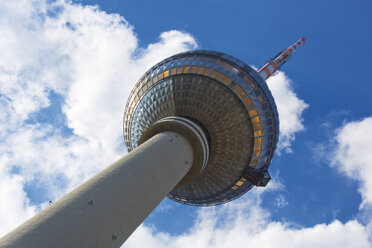 Deutschland, Berlin, Fernsehturm, tiefer Blickwinkel - 09394CS-U