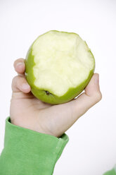 Kind hält einen abgebissenen Apfel, Nahaufnahme - TCF01030