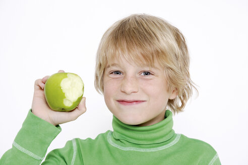 Kleiner Junge (10-11) zeigt Apfel, Porträt - TCF01029