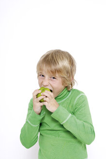 Kleiner Junge (10-11) beißt in einen Apfel - TCF01028