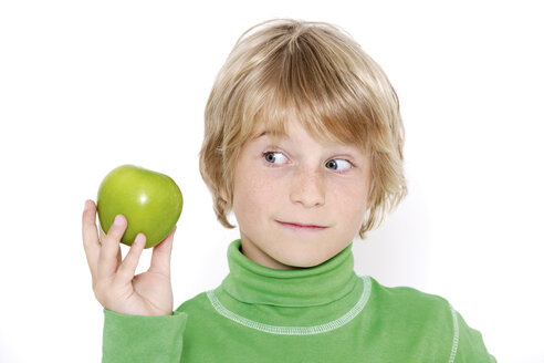 Kleiner Junge (10-11) hält Apfel, Porträt - TCF01018
