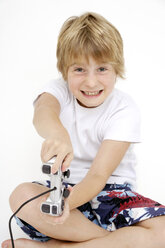 Kleiner Junge (10-11) spielt mit Paddel - TCF01015