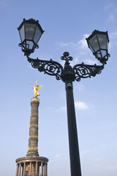 Deutschland, Berlin, Siegessäule, Straßenlaterne im Vordergrund - PMF00684