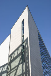 Deutschland, Berlin, Modernes Bürogebäude, tiefer Blickwinkel - PMF00662