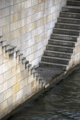 Deutschland, Berlin, Spree, Schritte am Wasser - PMF00658