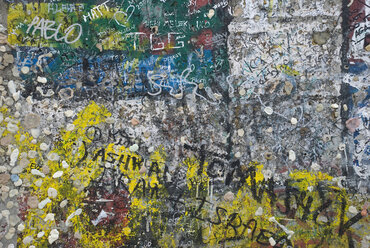 Deutschland, Berlin, Mauer mit Graffiti, Vollbild - PMF00643