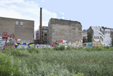Deutschland, Berlin, Altes Fabrikgebäude mit Graffiti - PMF00629