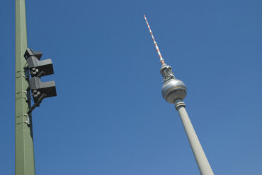 Deutschland, Berlin, Fernsehturm, Ampel im Vordergrund - PMF00611