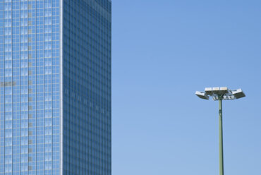 Deutschland, Berlin, Hochhaus und blauer Himmel - PMF00608