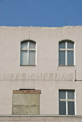 Deutschland, Berlin, Altbau, Fassade im Verfall - PM00738