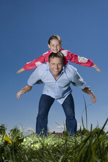 Vater und Tochter (6-7) beim Herumalbern im Meado - CLF00580