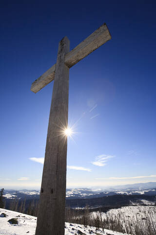 Deutschland, Bayerischer Wald, Kreuz in Winterlandschaft, lizenzfreies Stockfoto