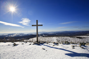 Deutschland, Bayerischer Wald, Kreuz in Winterlandschaft - FOF01189