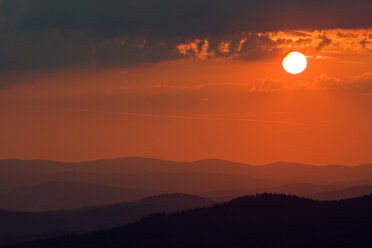 Deutschland, Bayerischer Wald, Lusen bei Sonnenuntergang - FOF01187