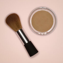 Brush and compact powder, elevated view - MUF00702
