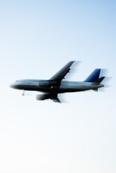 Aeroplane landing, blurred motion - MUF00672