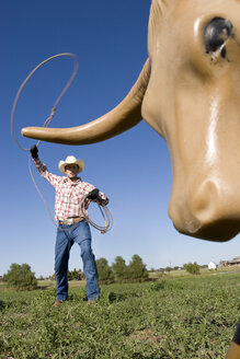 USA, Texas, Dallas, Cowboy mit Lasso - PK00257