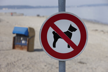 Deutschland, Ostsee, Timmendorfer Strand, Hundeverbotsschild, Nahaufnahme - THF00996