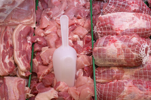 Meat display in supermarket - THF00981