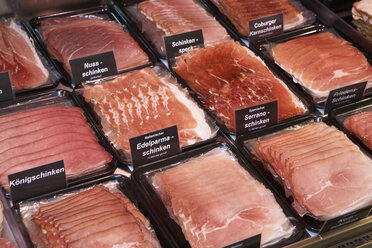 Differrent Ham in display in supermarket, close-up - THF00979