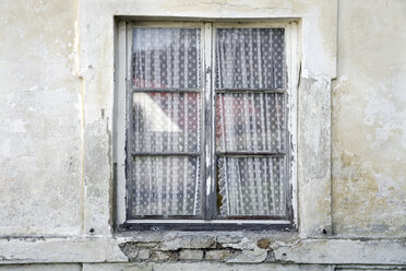 Deutschland, Bayern, Altbau, geschlossenes Fenster - TCF01031